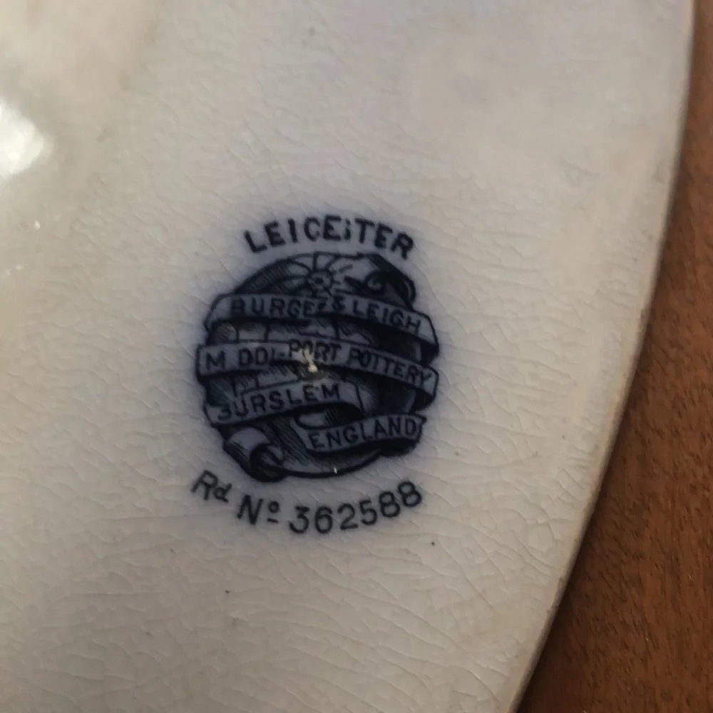 Vintage Leicester platter from prior to 1960. One chip as shown in pictures. - Picture 2 of 9